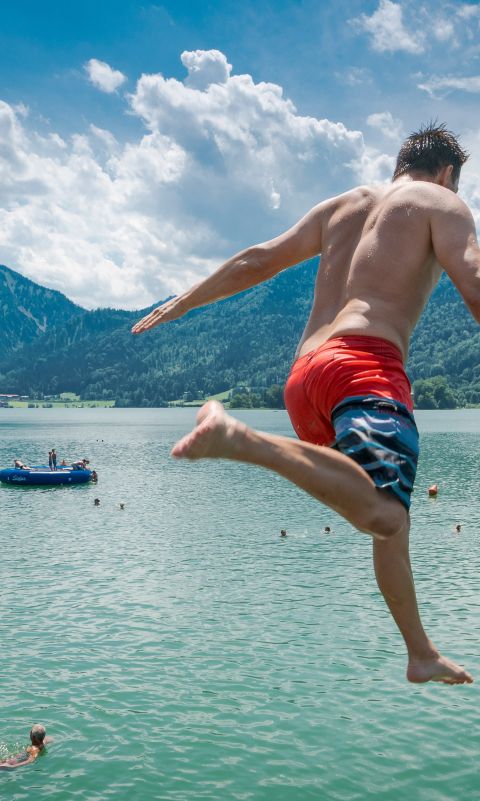An heißen Tagen lockt das kühle Wasser vom Strandbad Schliersee.
