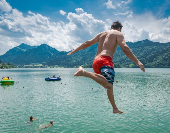 An heißen Tagen lockt das kühle Wasser vom Strandbad Schliersee.