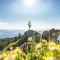 Wandern bei strahlendem Sonnenschein: Der Breitenstein bietet einen großzügigen Blick über die Alpen.