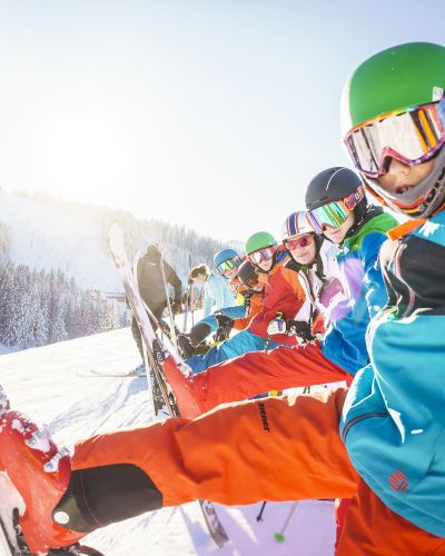 Mehrere Kinder fahren Ski am Sudelfeld Auch Kinder kommen auf ihre Kosten: Skifahren ist auch für die Kleinen am Sudelfeld möglich.