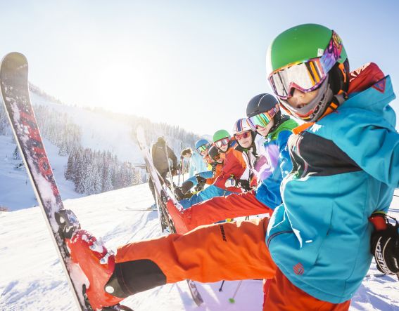 Mehrere Kinder fahren Ski am Sudelfeld Auch Kinder kommen auf ihre Kosten: Skifahren ist auch für die Kleinen am Sudelfeld möglich.