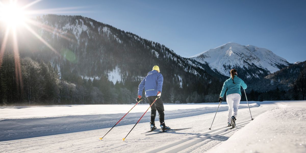 Auch Langlaufen ist in Bayrischzell möglich Zwei Langläufer sind auf den Loipen rund um Bayrischzell mit ihren Skiern unterwegs.