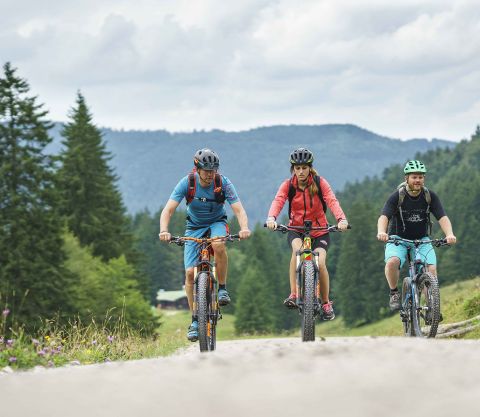 Horští cyklisté se vydávají na výlet ke Spitzingsee.