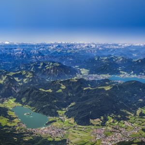 Beeindruckendes Alpenpanorama von Oben, mit Blick auf den Schliersee und den Tegernsee.