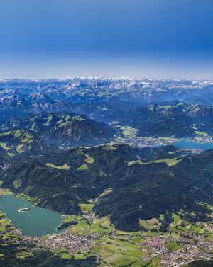 Impressionante panorama alpino visto dall'alto, con vista sullo Schliersee e sul Tegernsee.