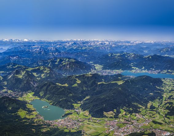Beeindruckendes Alpenpanorama von Oben, mit Blick auf den Schliersee und den Tegernsee.