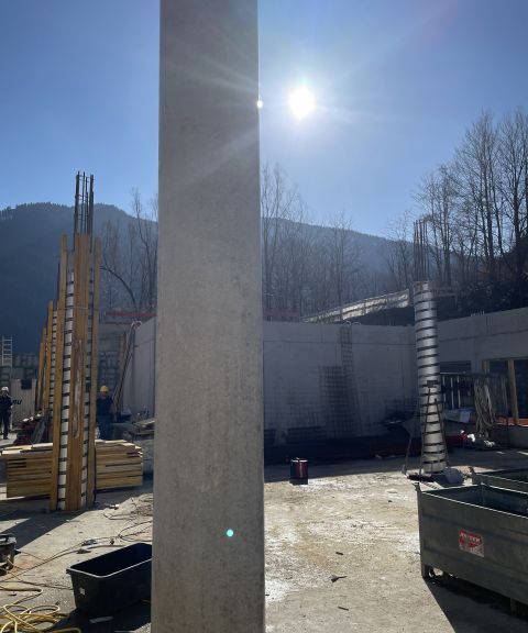 Bij perfect weer worden de steunpilaren voor de eerste verdieping omhooggeheven.