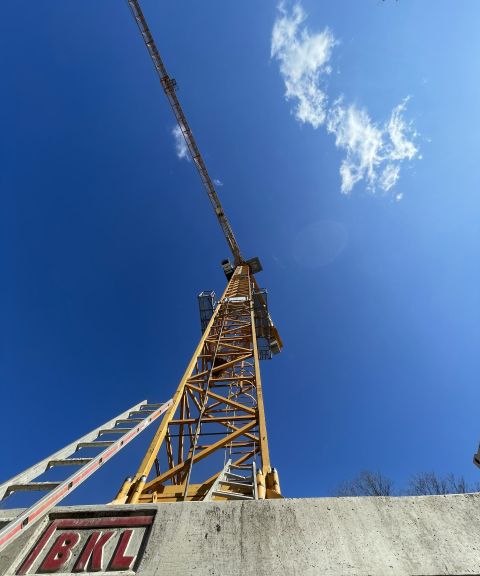 Er ontbreekt nog één verdieping en het dak, dan is de ruwbouw van het gebouw voltooid.