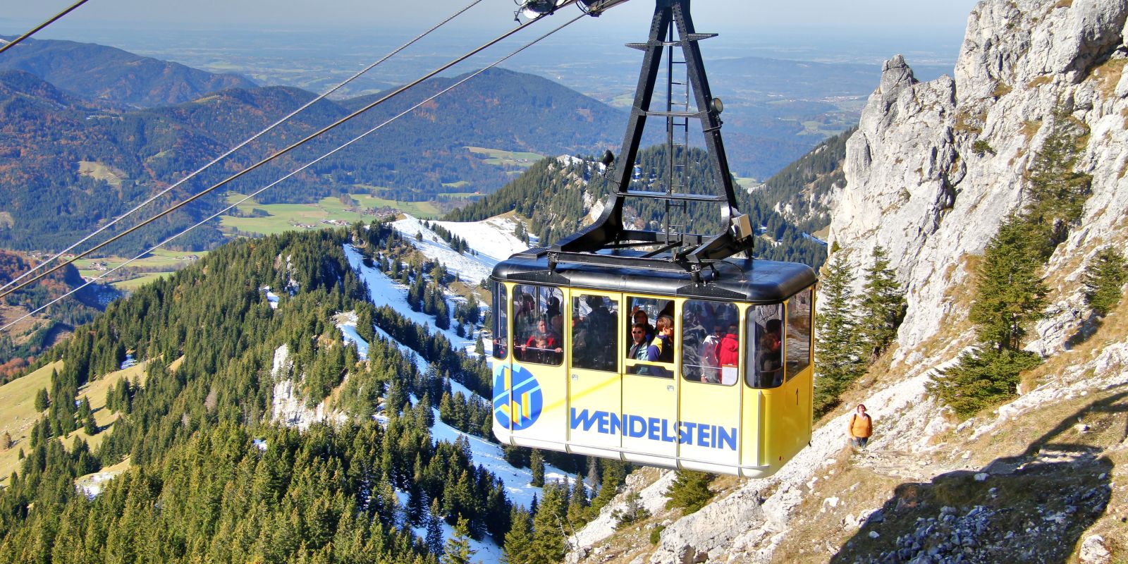 Mit der Bahn auf den Wendelstein? Kein Problem die Seilbahn bringt Gäste sicher nach Oben.