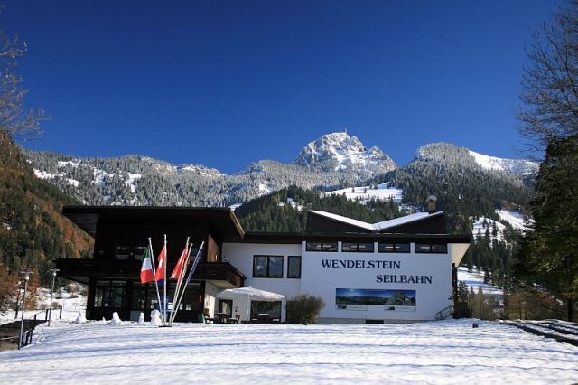 Seilbahn der Talstation Wendelstein im Winter.