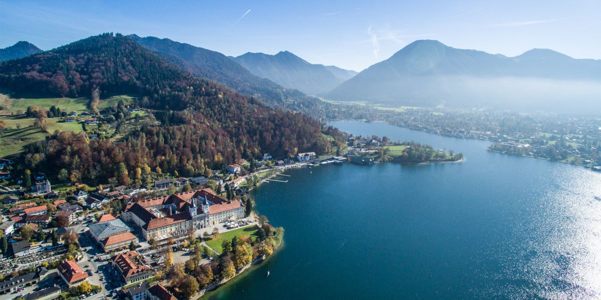 Egerner Bucht am Tegernsee aus einer Perspektive von Oben fotografiert Egerner Bucht von Oben bei strahlendem Sonnenschein.