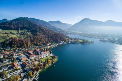 Egerner Bucht am Tegernsee aus einer Perspektive von Oben fotografiert Egerner Bucht von Oben bei strahlendem Sonnenschein.