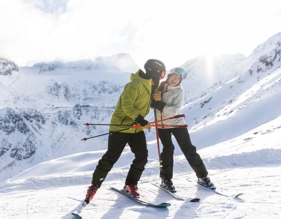 Gemeinsamer Wintermoment am Rotkogel: Vom Explorer Hotel Ötztal geht es easy rauf ins Giggijoch und rein ins Bergpanorama.