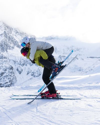 Spaß gehört zur Abfahrt dazu: Das Explorer Hotel Ötztal ist die Base für sportliche und lockere Skitage rund um den Rotkogel.
