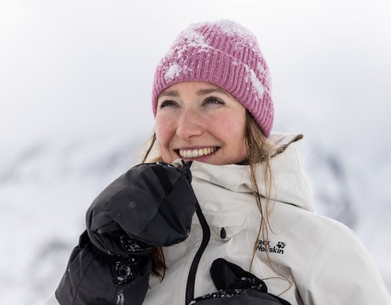 Explorer hotels w 26 danielzangerl 125 Éclat hivernal : joues roses, veste chaude, air froid et un grand sourire.