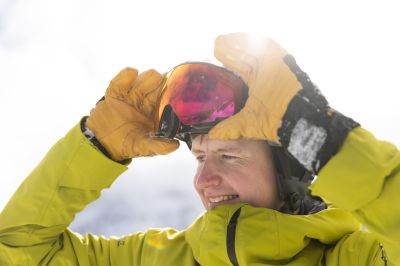 Skifahrer richtet Skibrille am Giggijoch im Ötztal Ready für die nächste Abfahrt: Skifahrer richtet seine Brille im Skigebiet Giggijoch rund um den Rotkogel 2666m.