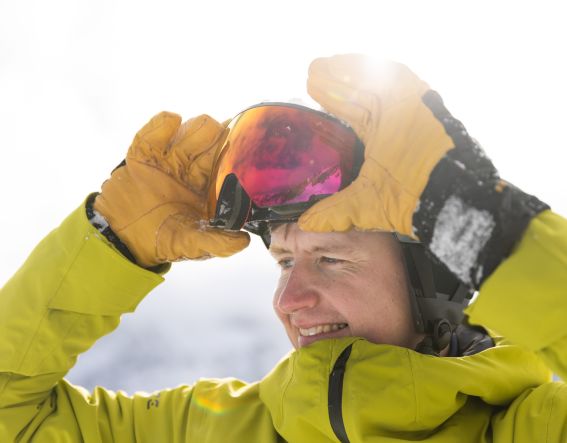 Uno sciatore si sistema gli occhiali da sci a Giggijoch, nella valle dell'Ötztal. Pronto per la prossima discesa: uno sciatore si sistema gli occhiali da sci nel comprensorio sciistico del Giggijoch, nei pressi del Rotkogel (2666 m).