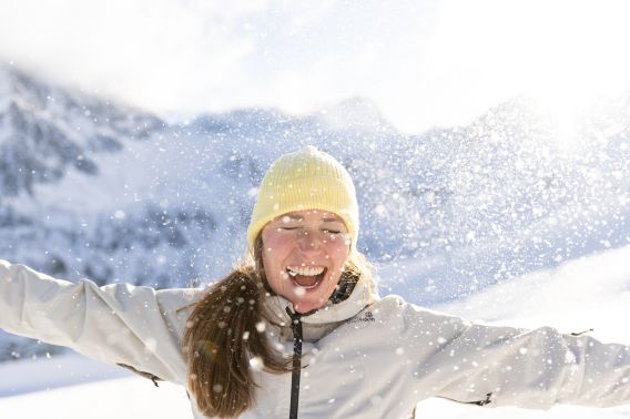Jubel im Schnee am Giggijoch im Ötztal Arme hoch für den Winter: Powder-Jubel am Giggijoch rund um den Rotkogel 2666m – idealer Schneetag ab dem Explorer Hotel Ötztal.