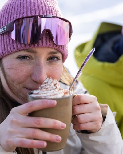 Ať už na alpské pastvině nebo v restauraci - v zimě je horká čokoláda perfektním nápojem k zahřátí a načerpání nových sil.