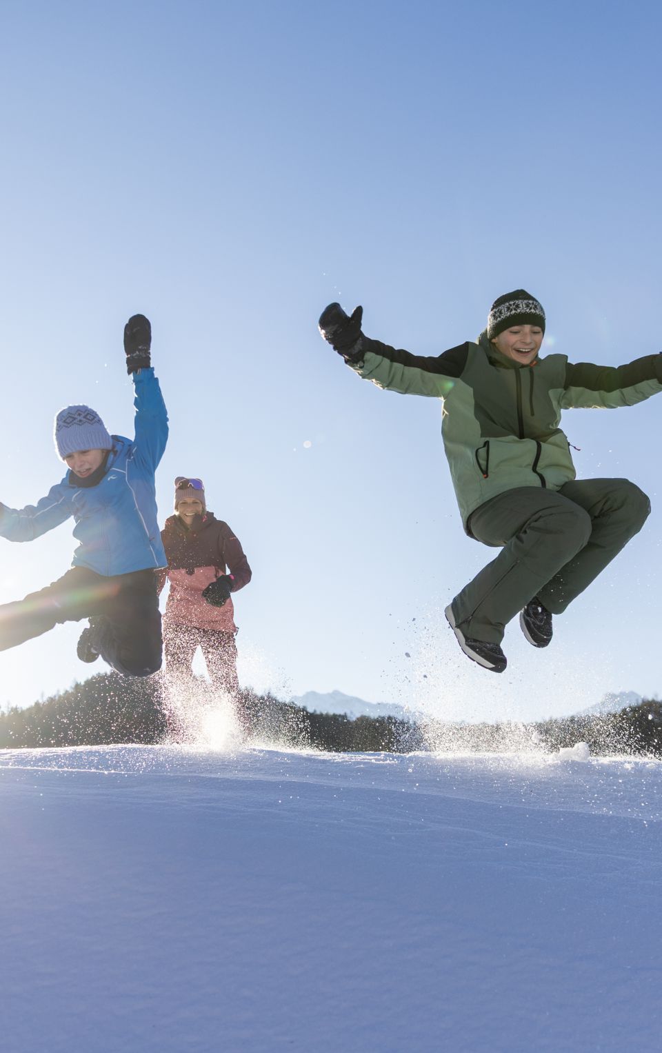 Family jumps together over a snowdrift in the Ötztal valley – high-energy winter action with children in Tyrol