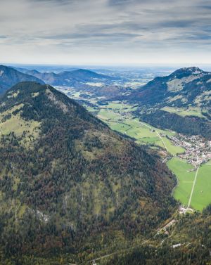 Výhled z Niederhoferalmu směrem k Bayrischzellu je úchvatný.