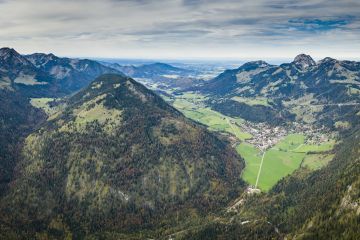 Widok z Niederhoferalm w stronę Bayrischzell zapiera dech w piersiach.