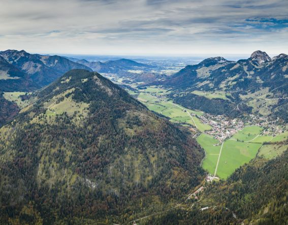 Eine atemberaubende Aussicht hat man, wenn man von der Niederhoferalm Richtung Bayrischzell blickt Eine atemberaubende Aussicht hat man, wenn man von der Niederhoferalm Richtung Bayrischzell blickt.