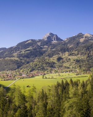 Der Blick aus der Ferne auf Bayrischzell an einem wunderschönen Tag mit strahlend blauem Himmel.