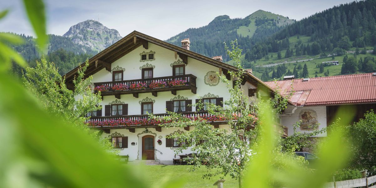 Ein Haus im bayrischen Stil in dem Ort Bayrischzell.
