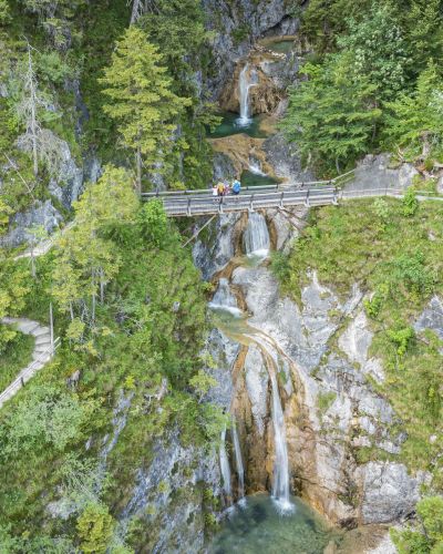 Auf einer kleinen Brücke ist es möglich sich einen kleiner Wasserfall anzuschauen.