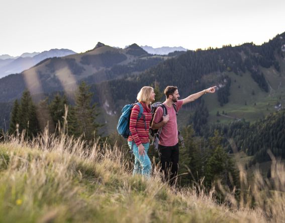 Ein Pärchen schaut sich die Bayerischen Alpen bei Bayrischzell an.