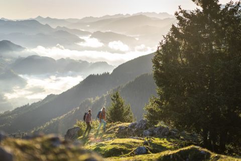 Ein Paar wandert am Sudelfeld bei Bayrischzell.