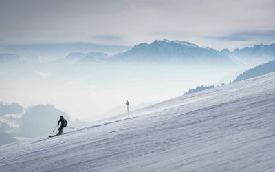 Ein Skifahrer bei Bayrischzell bei besten Bedingungen.