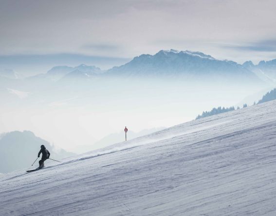 Ein Skifahrer bei Bayrischzell bei besten Bedingungen.