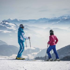 Zwei Skifahrer genießen die Aussicht.
