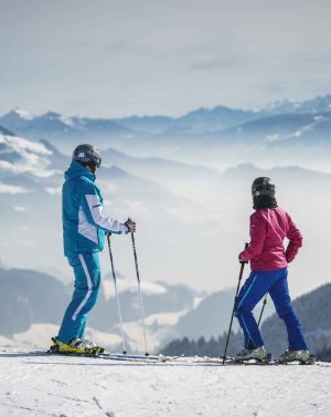 Due sciatori si godono il panorama.