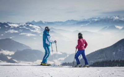Zwei Skifahrer genießen die Aussicht.