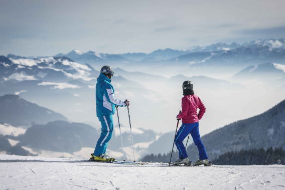 Zwei Skifahrer genießen die Aussicht.