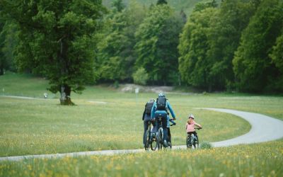 A family biking near Bayrischzell