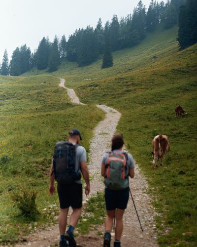 Ein Paar wandert bei Bayrischzell und lässt sich auch von schlechtem Wetter nicht aufhalten.