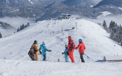 Skifahren bei besten Wetter im Skiparadies Sudelfeld.