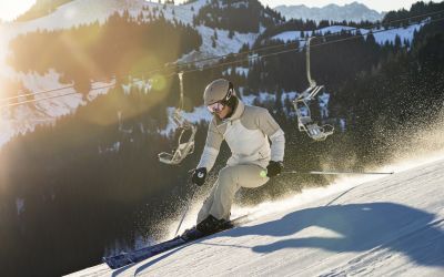 Ein Mann fährt bei Sonnenschein Ski im Skigebiet Sudelfeld.