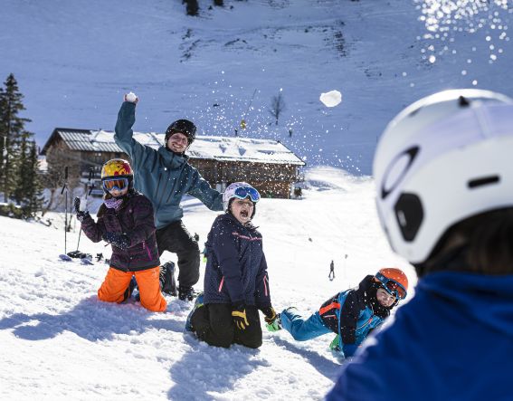 Kinder haben Spaß im Schnee im Skibegiet Sudelfeld.
