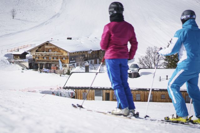Skifahrer blicken auf die Walleralm während Sie am Sudelfeld skifahren. Skifahrer blicken auf die Walleralm während sie am Sudelfeld Skifahren.