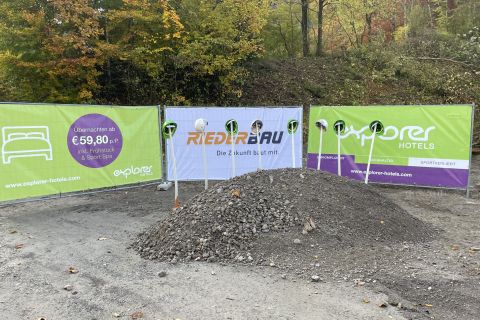 De ceremoniële eerste spadesteek voor het 12e Explorer Hotel vond plaats in Bayrischzell.