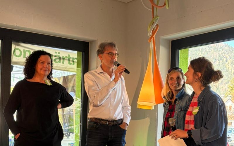 Katja Leveringhaus (von links) Jürnjakob Reisigl, Gitte Juhran und  Pauline Mies bei der Eröffnungsrede der Eco Lounge in Garmisch.