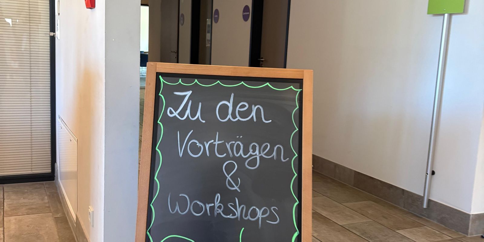 Vortrags und Workshopschild bei der Explorer Hotels Eco Lounge