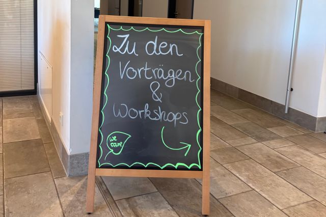 Vortrags und Workshopschild bei der Explorer Hotels Eco Lounge