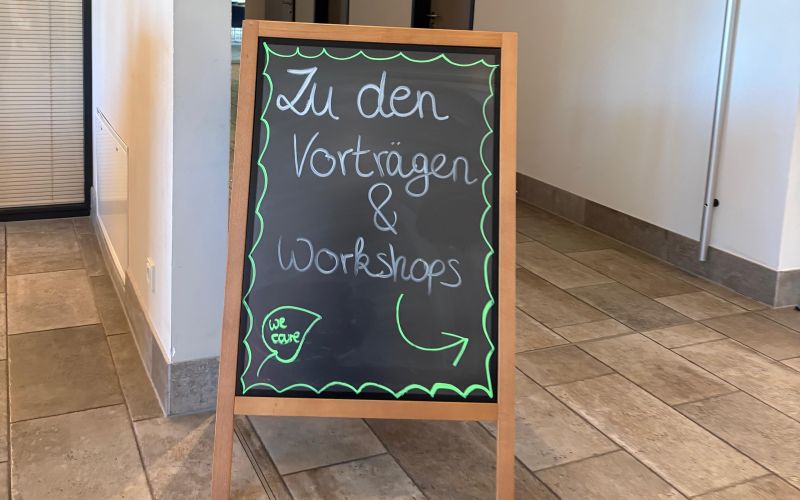 Vortrags und Workshopschild bei der Explorer Hotels Eco Lounge