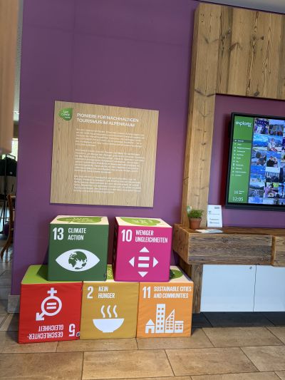 SDG Cube w Eco Lounge Marketplace